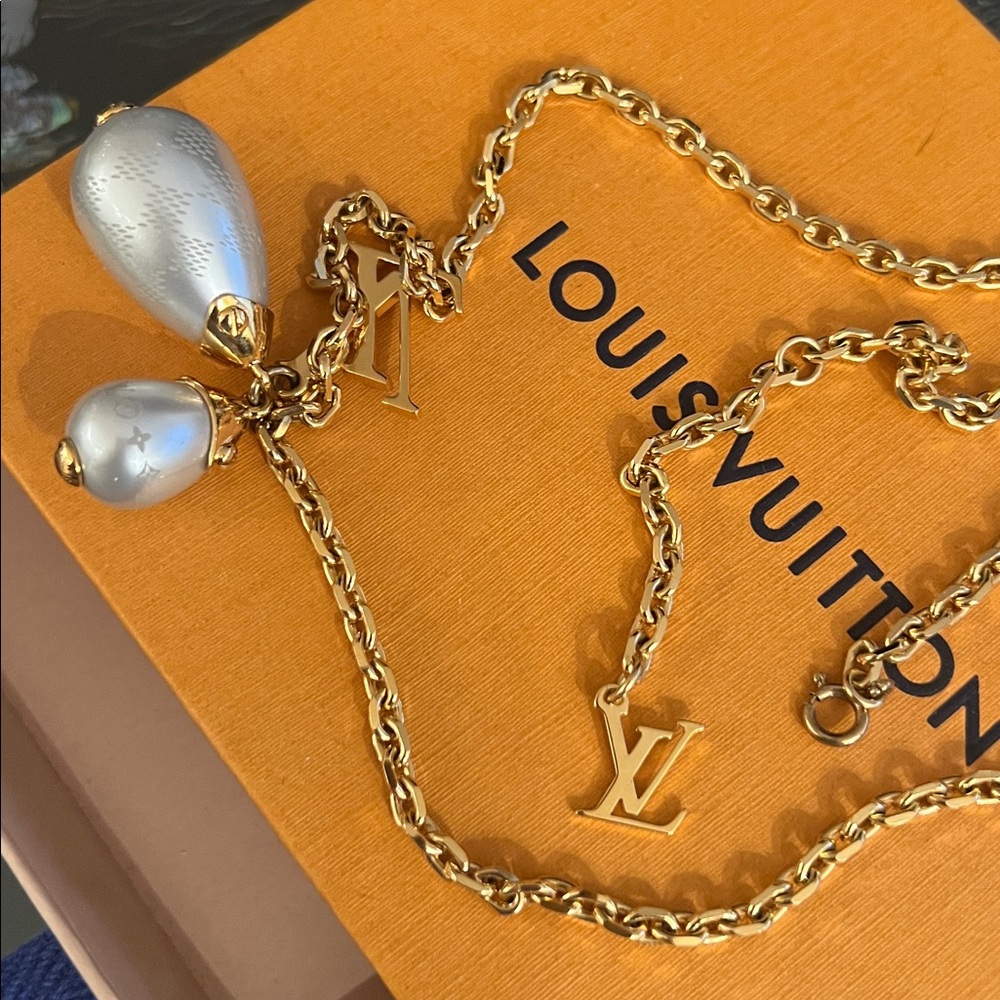 Louis Vuitton Gold-Tone Chain Necklace with Pearl Drop Charms - Picture 16 of 16